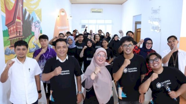 Perwakilan tim pemenang Youth Co: Lab South Sulawesi 2025 berfoto bersama panitia, mentor, dan perwakilan mitra program seusai sesi pitching final di Nutrihub Makassar ||handover 