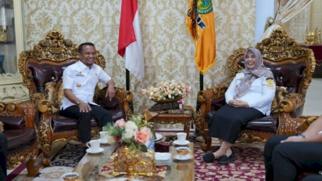 Bupati Sinjai Hj. Ratnawati Arif bersama Bupati Bone Andi Asman Sulaiman dalam pertemuan hangat di Rumah Jabatan Bupati Sinjai, Rabu (25/6/2025), membahas sinergi pembangunan antar daerah ||diskominfosinjai