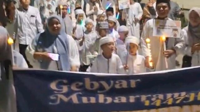 “Ratusan anak santri dan orang tua mengikuti pawai 1 Muharram 1447 H dengan mengenakan pakaian islami dan membawa spanduk semangat hijrah ||ist