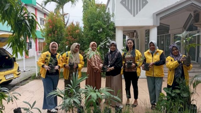 Anggota KPPG Sulsel menanam pohon dan bunga hias di halaman Masjid Al-Fadli ||doc_kppgsulsel