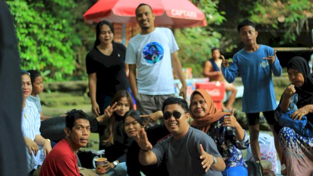 Hj.Murni bersama keluarga saat berada di wisata alam bantimurung. Dok IST