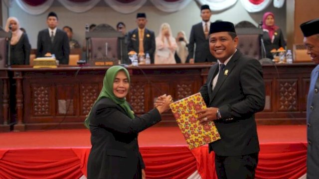 Penyerahan dokumen Ranperda pertanggungjawaban APBD 2024 dari Bupati ke Ketua DPRD Sinjai ||diskominfosinjai