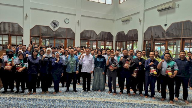 Memulai 1 Muharram, Kepala BPOM RI Taruna Ikrar Berbagi ke Ratusan &#8220;Pengabdi Senyap&#8221;