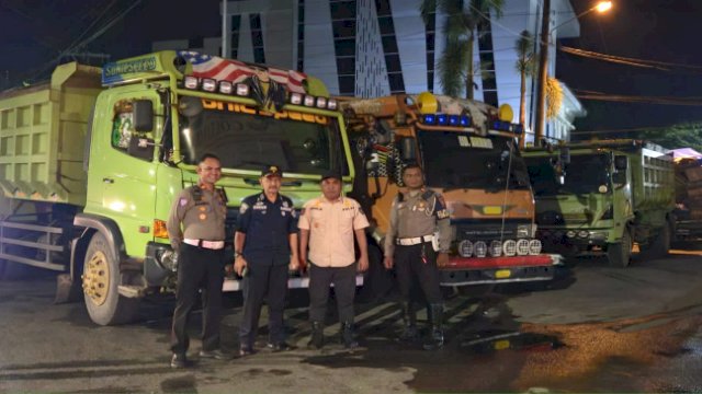Truk yang diamankan saat ditemukan overload dan beroperasi di luar jam yang diizinkan. Foto Ist