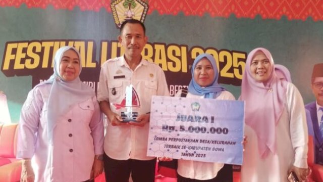 Kades Pa'nakkukang, Syaipuddin Daeng Nompo (kedua dari kiri) bersama pengurus perpustakaan desa usai menerima piala dan penghargaan sebagai juara 1 Lomba perpustakaan desa/kelurahan ||handover _doc:ist