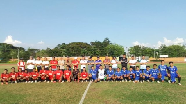 Tim Pra Porprov Kabupaten Gowa vs Tim Pra Porprov Kabupaten Takalar berfoto bersama sebelum kick of di lapangan Syekh Yusuf Discovery Gowa, Senin (9/6)||handover _askabpssigowa