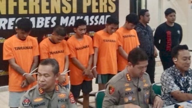 Kapolrestabes Makassar Kombes Pol Arya Perdana saat konferensi pers merilis para tersangka geng motor saat diamankan di kantor Polrestabes Makassar.