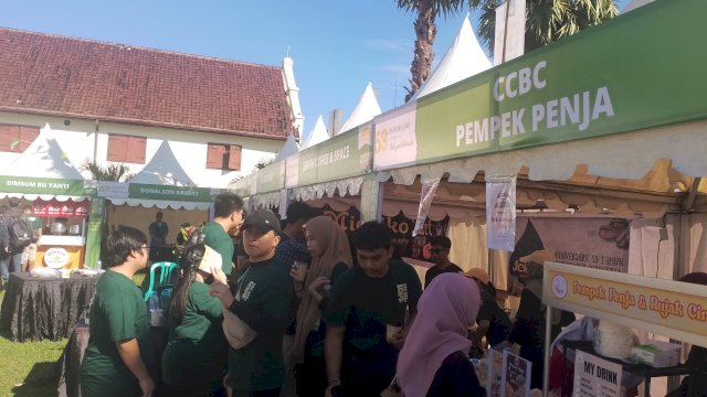 Interflour memberikan ruang bagi UMKM untuk berjualan di acara HUT ke-56 yang berlangsung di Benteng Rotterdam Makassar. (Foto: Gita/HN).