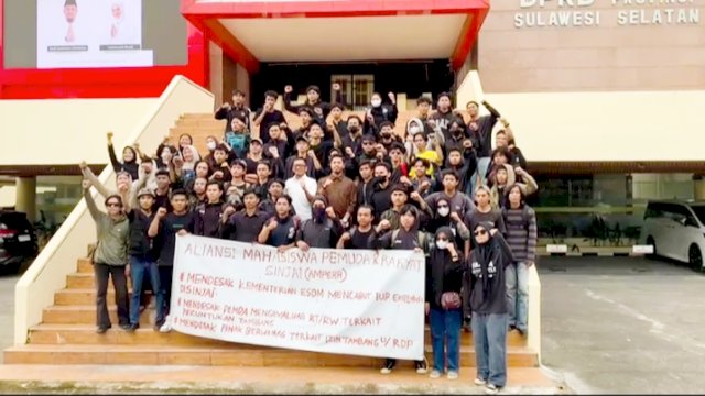 Aksi unjukrasa Aliansi Mahasiswa, Pemuda, Rakyat Sinjai (Ampera) menolak tambang emas digelar di Gedung DPRD Provinsi Sulawesi Selatan (Sulsel) di Jalan Urip Sumoharjo, Makassar, Rabu (25/6/2025). Foto Ist