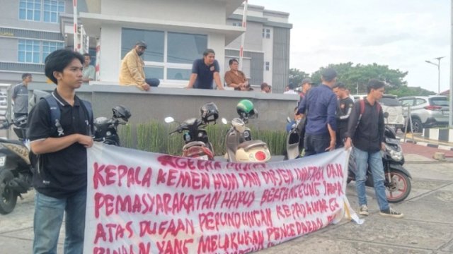 Mahasiswa membentangkan spanduk berisi tuntutan saat unjuk rasa di depan kantor Kementerian Hukum Wilayah Sulsel, Kamis (26/6/2025). Foto IST 