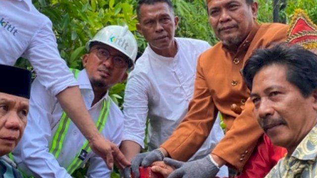 Pemasangan patok PT Kawasan Industri Terpadu Luwu Timur bersama perwakilan Kedatuan Luwu dan masyarakat dan pada Jumat (27/6/2025). Foto IST