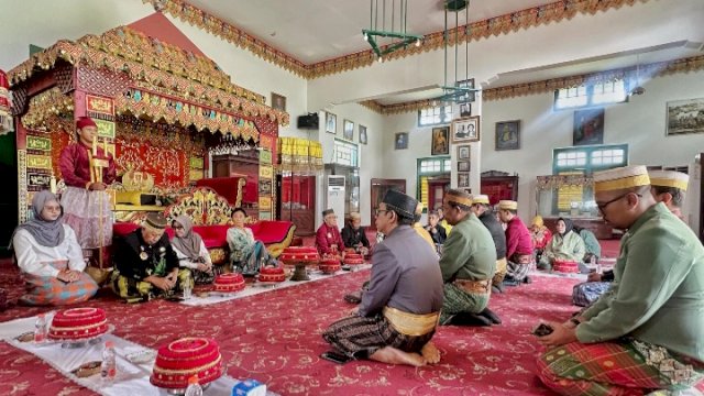 PT Masmindo Dwi Area (MDA) melaksanakan prosesi adat Mangngolo Ri Arajang di Salassae Kedatuan Luwu pada Minggu (15/6/2025).