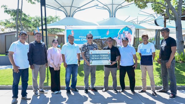 Penyaluran lima ekor sapi kurban. (Foto: FKS Land)