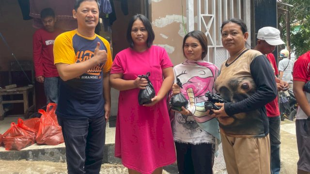  Ikatan Keluarga Alumni (IKA) SMA Negeri 8 (Smandel) Makassar mendistribusikan daging kurban ke masyarakat di sekitar Sekretariat IKA Smandel Makassar, di Kelurahan Banta-Bantaeng, Kecamatan Rappocini, Makassar. Foto: dok