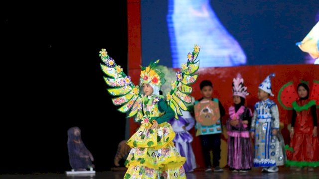 Salah satu penampilan dalam fashion show bertemakan Go Green dalam Pensi SDIT Arrahmah. Foto: dok
