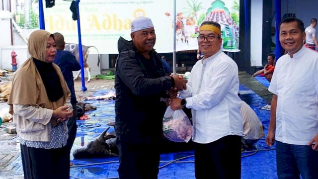 Pegadaian Kanwil Makassar berbagi hewan kurban untuk masyarkat. (Foto: Pegadaian)