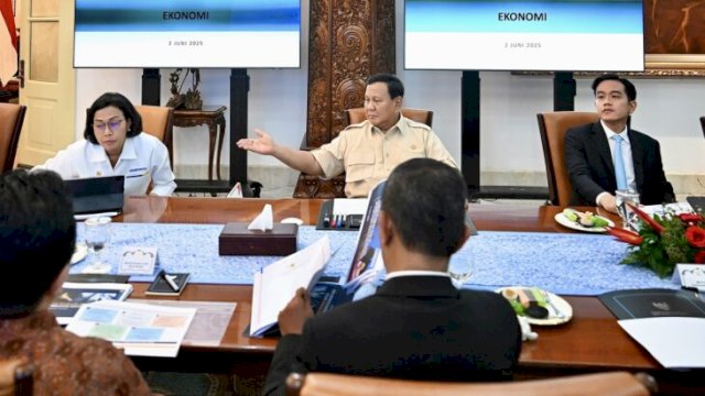 Menkeu Sri Mulyani memaparkan stimulus ekonomi saat Rapat Terbatas bersama Presiden Prabowo dan jajaran Kabinet Merah Putih. Sri Mulyani membatalkan diskon listrik periode Juni-Juli 2025 ||tangkaplayar_instagram@kemensosri