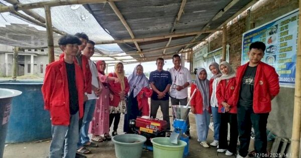 UNHAS & BRIN Latih Petani Buat Pakan Ikan Sendiri