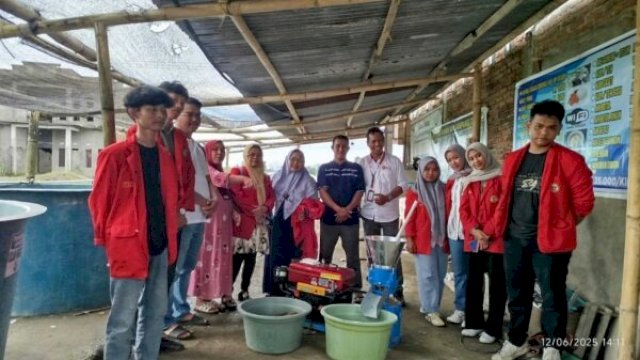 Mahasiswa UNHAS saat praktik pembuatan pakan mandiri di UPR Kampung Tengah ||handover 