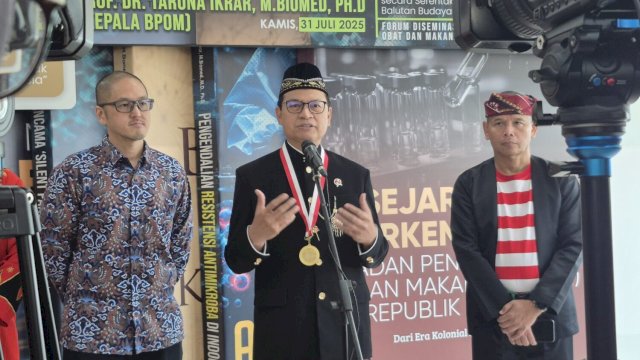 Kepala BPOM, Prof Taruna Ikrar (tengah) memberikan keterangan usai menerima rekor MURI, Kamis (31/7/2025). 