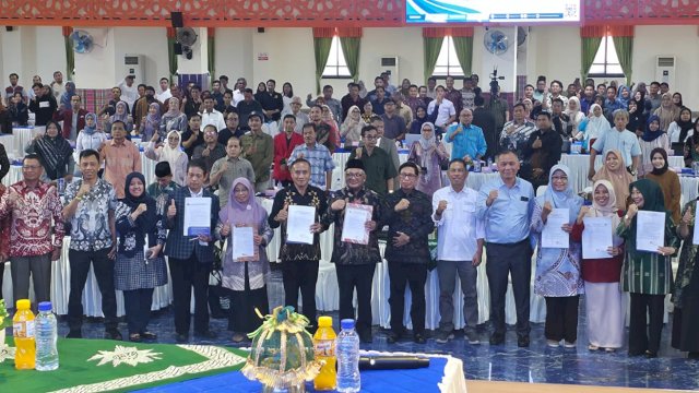 Para rektor dan pimpinan perguruan tinggi swasta (PTS) lingkup Lembaga Layanan Pendidikan Tinggi (LLDIKTI) Wilayah IX Sultanbatara menandatangani pakta integritas dalam pengelolaan Kartu Indonesia Pintar (KIP) Kuliah di Unismuh Makassar. (Foto: dok Unismuh)