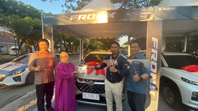 Konsumen menerima unit Suzuki Fronx di Makassar. (Foto: Gita HN)