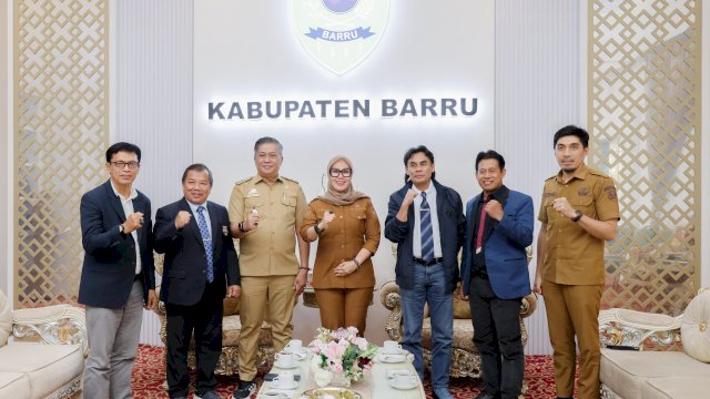  Bupati Barru, Andi Ina Kartika Sari, SH., M.Si., (tengah) menerima rombongan dari Universitas Bosowa. (Foto: dok Unibos)
