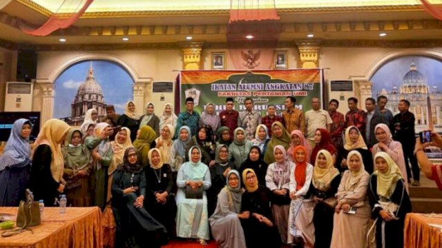Para alumni IKA Pertanian UMI 87 berswafoto usai acara di Grand Town Hotel Makassar ||doc_ikaumi87