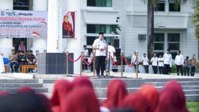 Bupati Jeneponto Paris Yasir saat memimpin apel siaga merah putih dihalaman kantor bupati Jeneponto (Dok:Humas Kominfo Jeneponto)