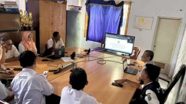 Suasana diskusi yang produktif antara Diskominfosan Sinjai dan Diskominfo-SP Takalar, berbagi inisiatif dan praktik baik dalam pengelolaan data statistik demi mewujudkan prinsip Satu Data Indonesia ||diskominfosinjai