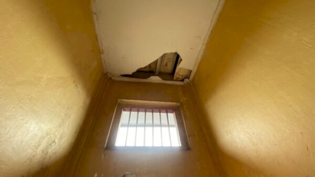 Plafon sel pengasingan yang dijebol oleh Anas Bin Daman, menjadi jalur pelarian tak terduga dari Rutan Sinjai ||handover 