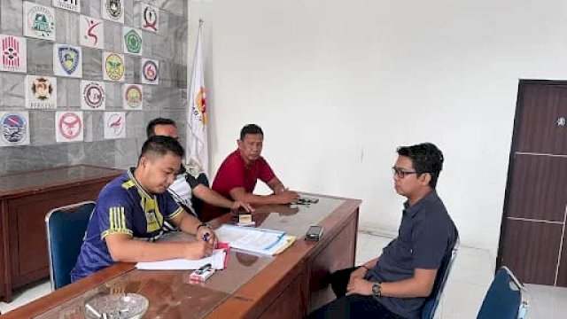 Brigpol Ashadi saat mewakili IPTU Rahman mengambil Formulir Calon Ketua KONI Sinjai ||irman@harian.news 