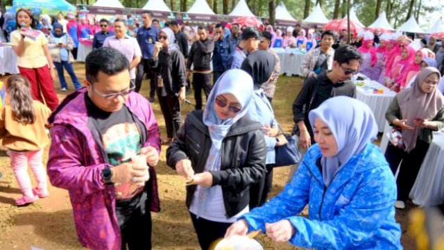 Bupati Gowa, Sitti Husniah Talenrang bersama Wabup Darmawangsyah Muin mencicipi langsung hasil masakan para peserta Cooking Challenge ||doc_humasgowa