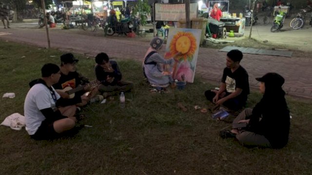 Momen diskusi santai antara peserta Cicilan Huruf #5 di DR. KOPI Tulungrejo ||Ist 