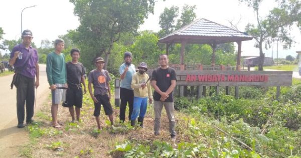 YLH Tana Merah & Warga Towua Bersihkan Taman Wisata Bakau