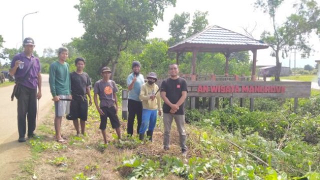 Warga Desa Towua dan anggota YLH Tana Merah bahu-membahu membersihkan Taman Wisata Bakau, Kolaka ||handover 