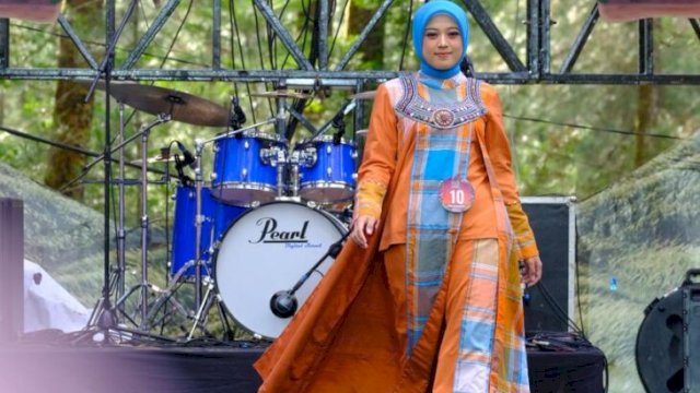 Model tampil anggun mengenakan busana bermotif Cora’ La’ba, khas Gowa, dalam panggung Fashion Week Beautiful Malino 2025 ||handover_humasgowa