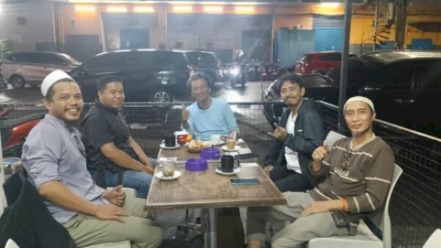 Usman Affandy, jurnalist Kompas TV (peci putih) pencipta lagu Beautiful Malino :Surga Tersembunyi bersama panitia pelaksana Lomba karya jurnalistik Beautiful Malino 2025 ||doc_KomunitasPenulisKampungSulsel