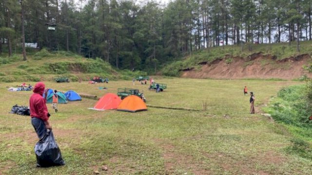 Petugas DLH Gowa membersihkan area Hutan Pinus usai event Beautiful Malino 2025 ||handover 