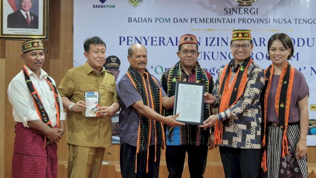 Perkuat UMKM di Timur Indonesia, Kepala BPOM Serahkan 41 NIE ke Gubernur NTT