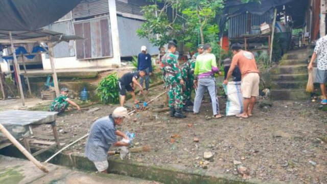 TNI dan warga bersinergi bersihkan Pasar Maroangin, wujudkan lingkungan bersih dan sehat ||handover_dim1419