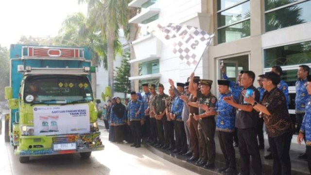 Bantuan Pangan Beras dilepas Wakil Bupati Jeneponto Islam Iskandar di Halaman Kantor Bupati (Dok; Humas Kominfo Jeneponto)