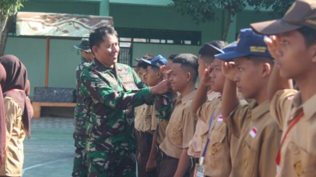 Siswa SMKS Latanro semangat mengikuti latihan baris-berbaris yang dipandu langsung oleh anggota TNI dari Kodim 1419/Enrekang ||handover_dim1419