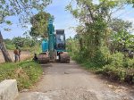 Bantu Perbaiki Jalan di Gowa, Alat Berat Warga Malah Dihadang