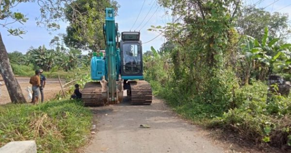 Bantu Perbaiki Jalan di Gowa, Alat Berat Warga Malah Dihadang