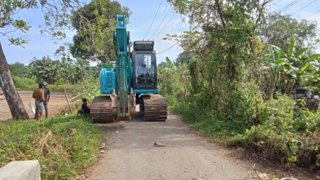 Excavator yang rusak usai dihentikan paksa warga saat hendak menuju lokasi perbaikan jalan di Kecamatan Bontomarannu, Gowa ||ist