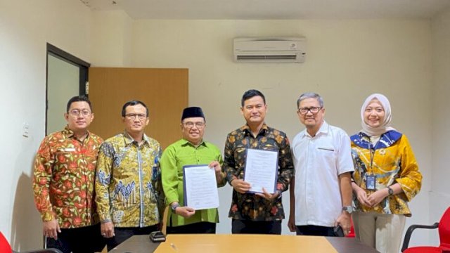 Pemimpin Cabang BRI Sungguminasa menyerahkan simbolis kunci ambulans kepada Direktur RSU Yapika disaksikan Ketua Yayasan Yapika, Rabu (16/7) ||handover _brisungguminasa