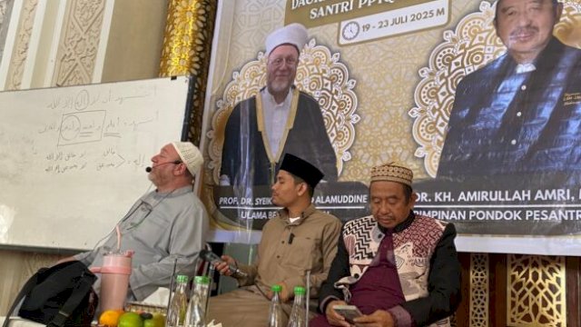 Syekh Fadi Fuadi Al Husaini saat membuka daurah di Masjid Alyaqin, Maros (19/7) ||ist
