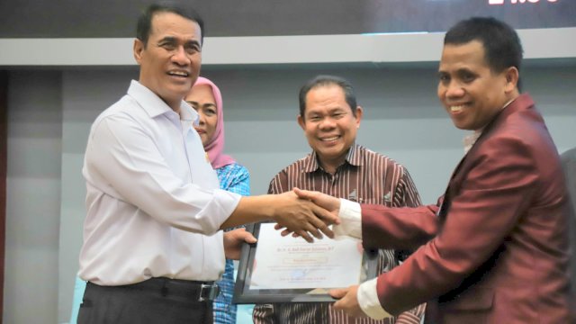 Mentan Amran Kuliah Umum di Unsulbar: Generasi Muda Penentu Masa Depan Pertanian Indonesia
