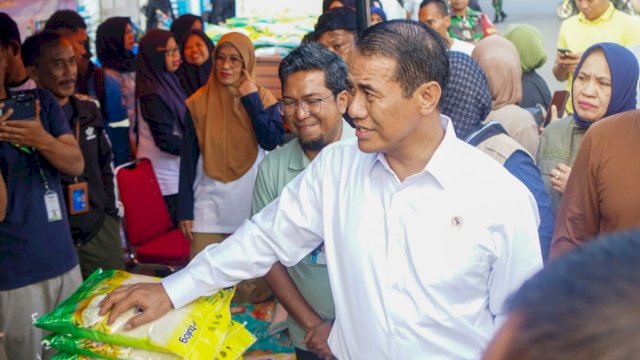 Tinjau Operasi Pangan Murah di Majene, Mentan Amran: Kami Yakin Harga Beras Turun